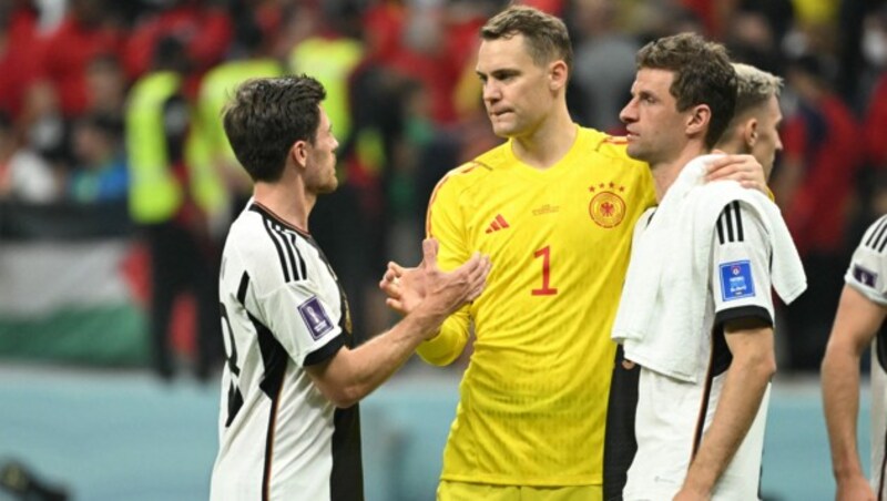 Jonas Hofmann (links) bei der WM in Katar an der Seite von Manuel Neuer und Thomas Müller (Bild: AFP or licensors)