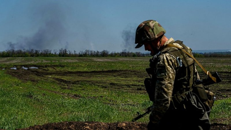 Ukrainischer Soldat an der Bachmut-Front (Bild: APA/AFP/Dimitar DILKOFF)