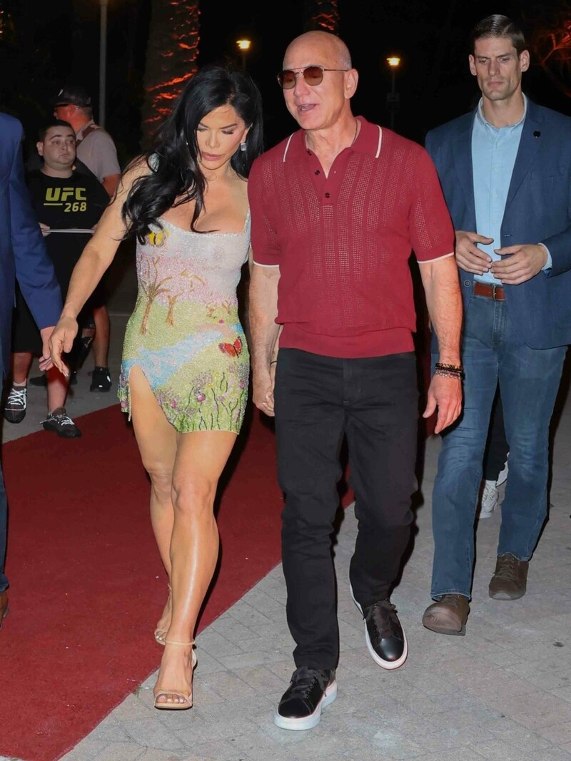 Jeff Bezos und Lauren Sanchez bei der Carbone-on-the-Beach-Party im Transparent-Look (Bild: www.photopress.at)