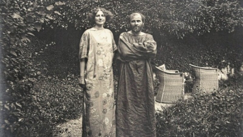 Gustav Klimt und Emilie Flàge in einem Reformkleid mit Blumenmuster im Garten der Oleander-Villa in Kammer am Attersee. Photographie, 1910. (Bild: IMAGNO/Austrian Archives)