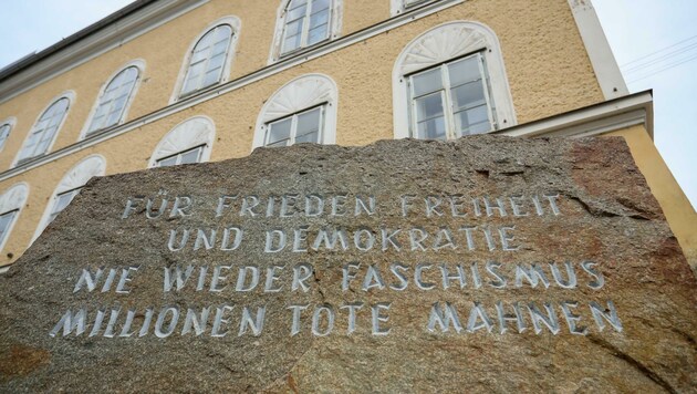 Die Stadt Braunau beschloss 2020, dass der Mahnstein vor dem Hitlerhaus bleiben muss. (Bild: Scharinger Daniel)