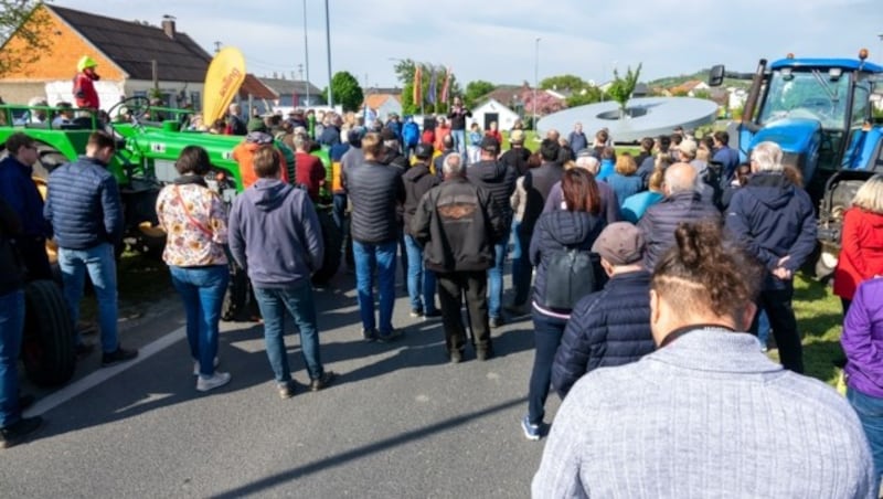 Die Demonstranten hörten den Rednern zu. (Bild: Charlotte Titz)