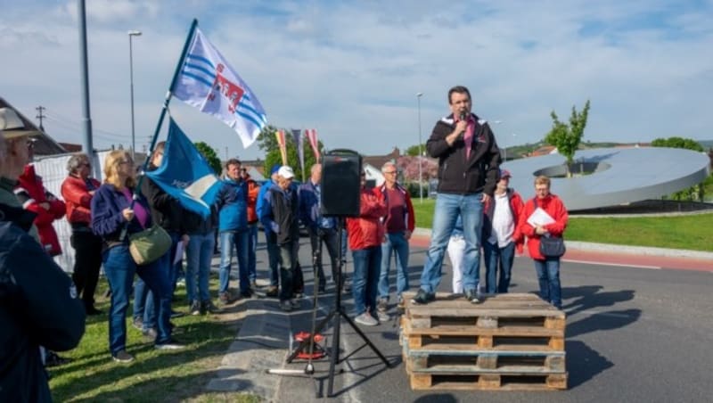 Der Historiker Christian Seywerth sprach über die Geschichte des Sees. (Bild: Charlotte Titz)