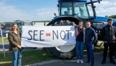 Bürgermeister Hannes Steurer (rechts) kämpft mit seinen Joisern um den Erhalt des Sees. (Bild: Charlotte Titz)