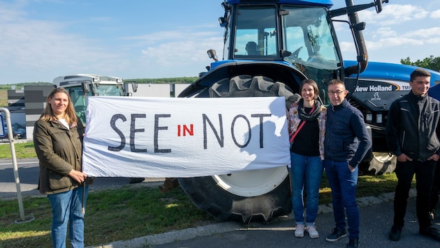 Bürgermeister Hannes Steurer (rechts) kämpft mit seinen Joisern um den Erhalt des Sees. (Bild: Charlotte Titz)