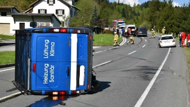 Der Lieferwagen schlitterte nach dem Aufprall mit dem Pkw und dem Kleinbus etwa 20 Meter über die Fahrbahn. (Bild: FF Abtenau)