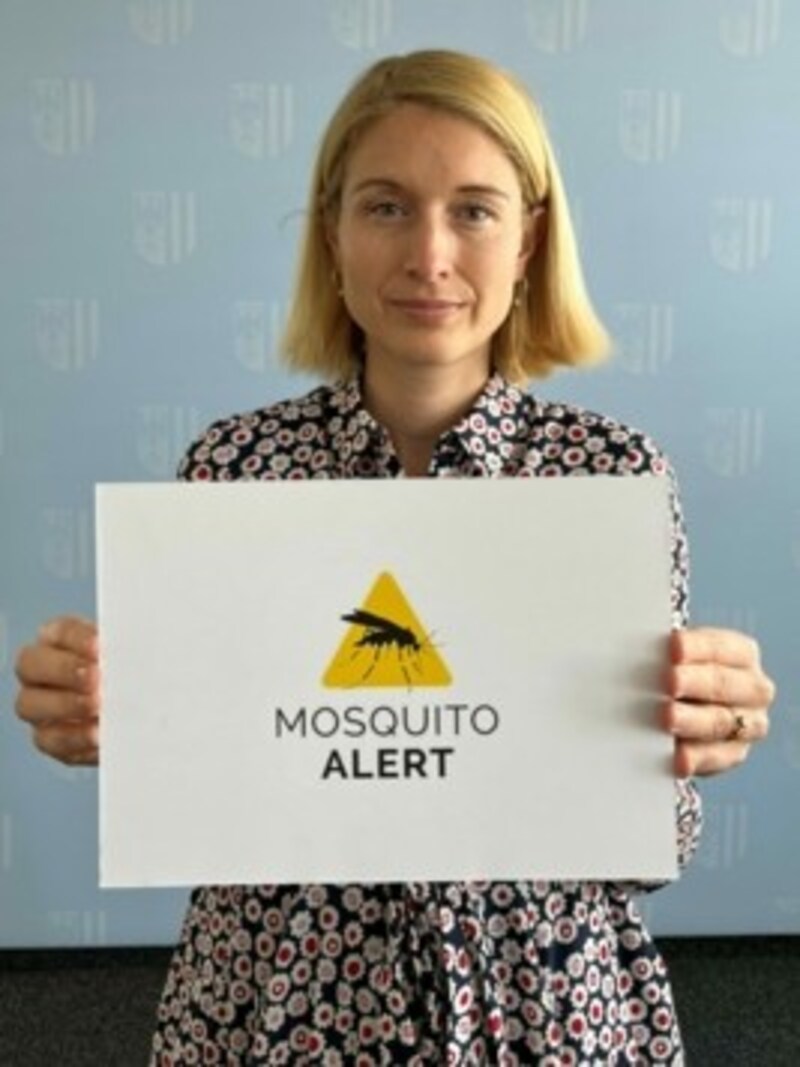 Gesundheitsreferentin Christine Haberlander gibt „Mosquito Alert“, also einen Hinweis auf eine hilfreiche, stichhaltige App (Bild: Land OÖ)