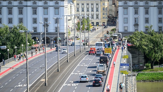 Ein Fahrstreifen pro Fahrtrichtung wird ab Herbst 2024 für Fußgänger und Radfahrer auf der Nibelungen- brücke freigemacht. (Bild: Alexander Schwarzl)