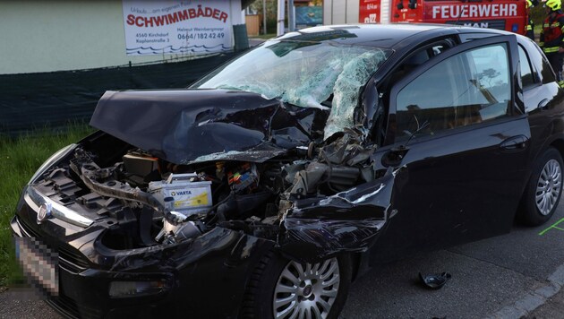 Die Autolenkerin wurde bei dem Unfall in Ried im Traunkreis schwer verletzt. (Bild: Laumat)