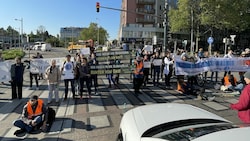 „Ja zu Tempo 100 auf der Autobahn, Nein zu Fracking in Österreich“, fordern die Klimaaktivisten am Praterstern in Wien. (Bild: Letzte Generation AT )