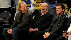 Jack Nicholson zeigte sich gut gelaunt beim Basketball-Match in Los Angeles. (Bild: APA/AP Photo/Marcio Jose Sanchez)