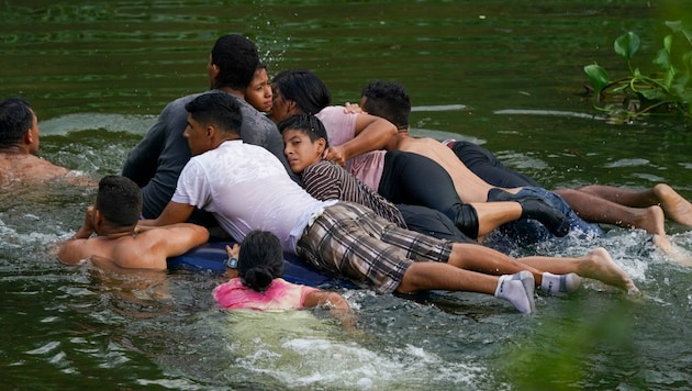 Im mexikanischen Matamoros kaufen Migranten Schwimmhilfen für die Überquerung des Rio Grande nach Brownsville in Texas. (Bild: AP)
