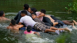 Im mexikanischen Matamoros kaufen Migranten Schwimmhilfen für die Überquerung des Rio Grande nach Brownsville in Texas. (Bild: AP)