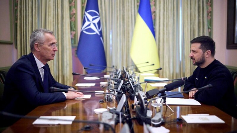 Der ukrainische Präsident Wolodymyr Selenskyj im Gespräch mit NATO-Generalsekretär Jens Stoltenberg (Bild: APA/AFP/UKRAINIAN PRESIDENTIAL PRESS SERVICE/Handout)