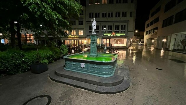 Quietschgrün leuchtet auch der Brunnen am Sparkassenplatz in Bregenz. (Bild: Extinction Rebellion Vorarlberg)