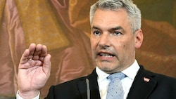 Kanzler Karl Nehammer (ÖVP) sprach sich im ORF für Arbeit und Leistung aus. (Bild: APA/HELMUT FOHRINGER)