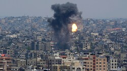 Lokalen Quellen aus dem Gazastreifen zufolge wurden die Raketen als Reaktion auf die israelischen Angriffe in dem Küstengebiet abgefeuert. (Bild: AP Photo/Adel Hana)