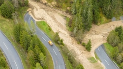 Die Kühtaistraße zwischen Oetzerau und Ochsengarten wurde durch Schlammmassen verlegt. (Bild: Liebl Daniel/zeitungsfoto.at)