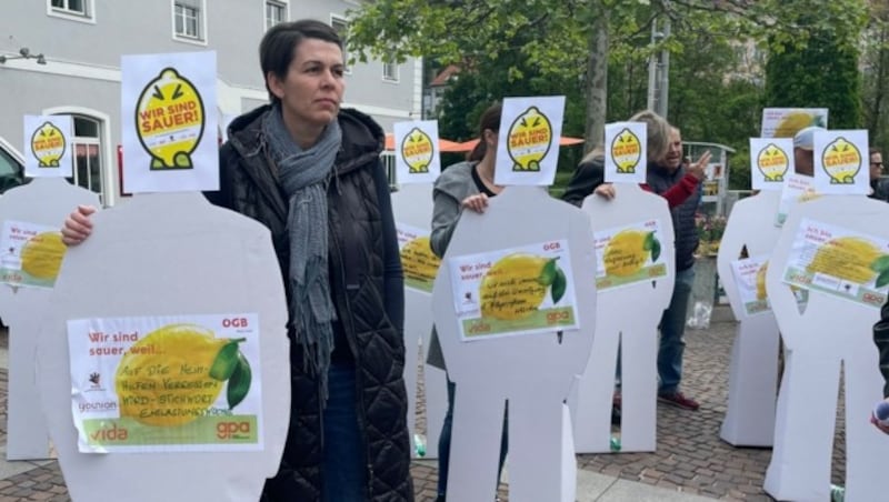 Pappfiguren als Sinnbilder für ausgebranntes Personal, dass alleine kaum mehr stehen kann: Personal aus verschiedenen Gesundheitseinrichtungen machte am Mittwoch in Graz bei einer Aktion am Mariahilferplatz einmal mehr aufmerksam auf die anhaltenden Missstände. (Bild: Christina Koppelhuber)