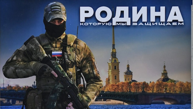 The propaganda poster promotes military service. "We defend the fatherland", it says in bold letters. (Bild: AFP)