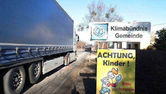 Dutzende Lkw brausen pro Stunde durch den Ort, der Asphalt der Landesstraße wurde daher bereits stark beschädigt. (Bild: Judt Reinhard)