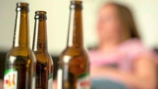 Österreicherinnen und Österreicher trinken im Europa-Vergleich viel Bier und wenig Spirituosen (Symbolbild). (Bild: APA/dpa/Alexander Heinl)