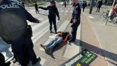 Die Klimaaktivisten bestreiten, ein Rettungsfahrzeug an der Weiterfahrt blockiert zu haben. (Bild: Letzte Generation AT)