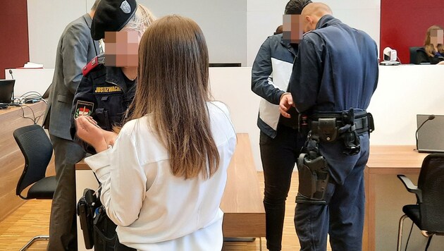 Die Angeklagten wurde von der Justizwache in Handschellen in den Gerichtssaal geführt. (Bild: Kronen Zeitung)