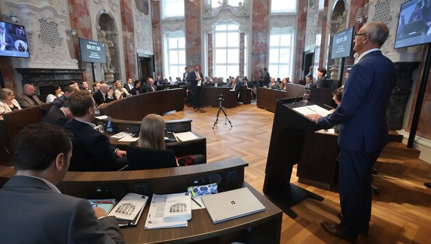 Landeshauptmann Anton Mattle (ÖVP) stand dem Tiroler Landtag Rede und Antwort. (Bild: Birbaumer Christof)
