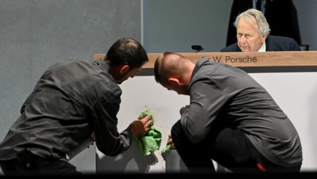 St Raktion In Berlin Nackter Protest Und Tortenwurf Auf Vw