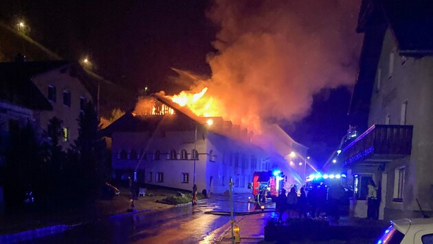 Der Dachstuhl des Gasthofs stand beim Eintreffen der Feuerwehr in Vollbrand. (Bild: zeitungsfoto.at/Liebl Daniel)