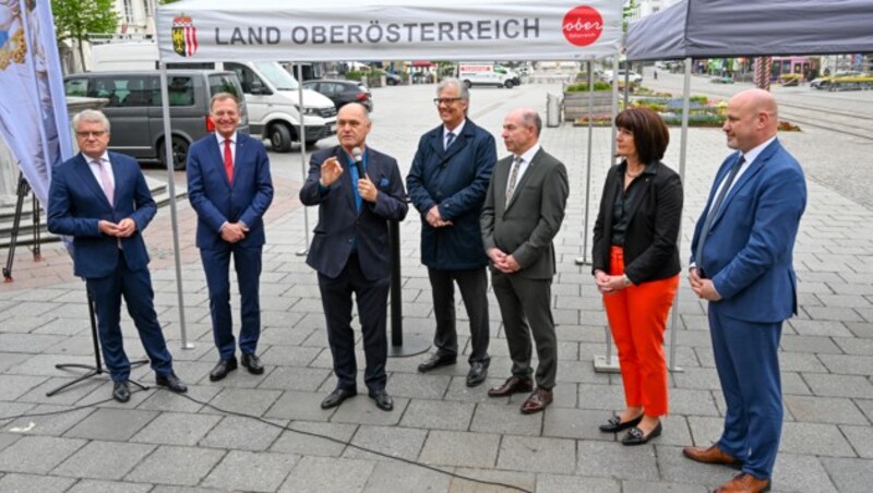 Versammelte Politikgrößen am Linzer Hauptlatz, Exponenten der Demokratie. Von links nach recvhts: Klaus Luger (SP, Bgm. der Stadt Linz), LH Thomas Stelzer (VP), Wolfgang Sobotka (VP, Präsident des Österr. Nationalrat, NAbg), Wolfgang Steiner (Landtagsdirektor OÖ Landtag), Max Hiegelsberger (1.Landtagspräsident, VP), Sabine Binder (2.Landtagspräsidentin, FP), Peter Binder (3.Landtagspräsident, SP) (Bild: © Harald Dostal / 2023)