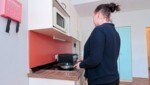 Bianca M. aus Wien muss die Zutaten zum Kochen genau kalkulieren. (Bild: Holl Reinhard)