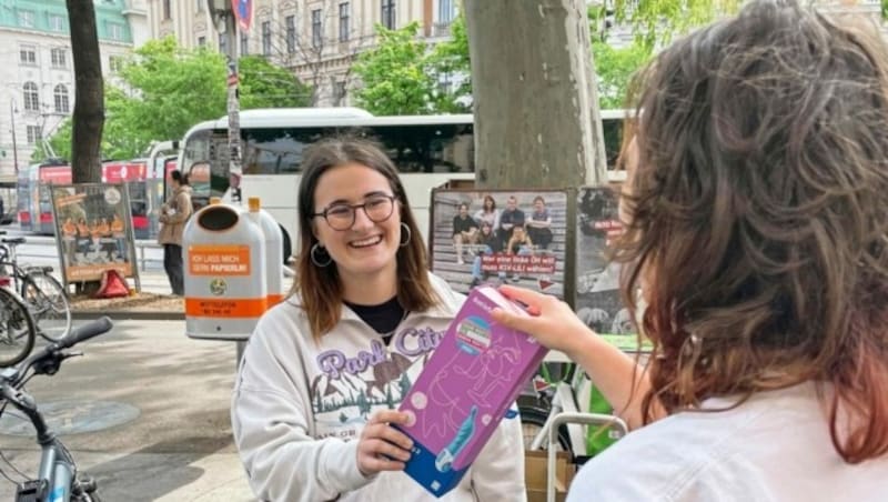 Spitzenkandidatin Sarah Rossmann beim Verteilen von Vibratoren vor der Hauptuni in Wien (Bild: GRAS)