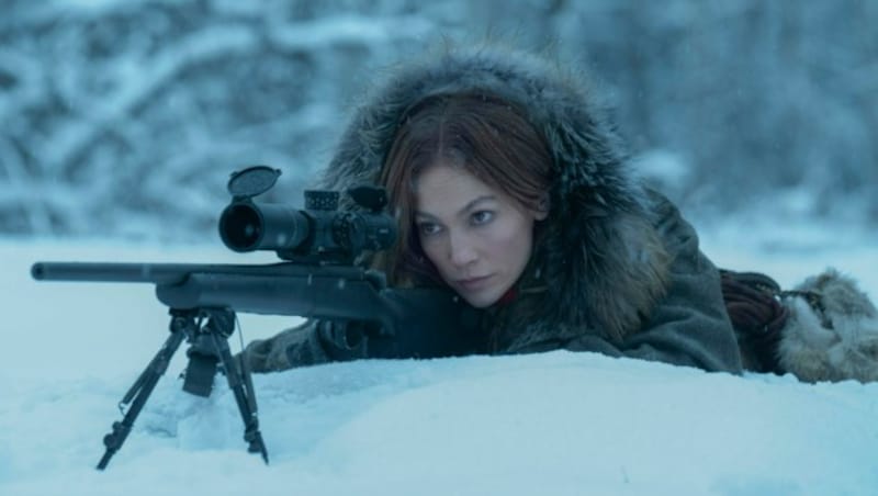 Jennifer Lopez als einstige Auftragskillerin, die in Alaska untergetaucht ist. (Bild: © 2023 Netflix, Inc.)