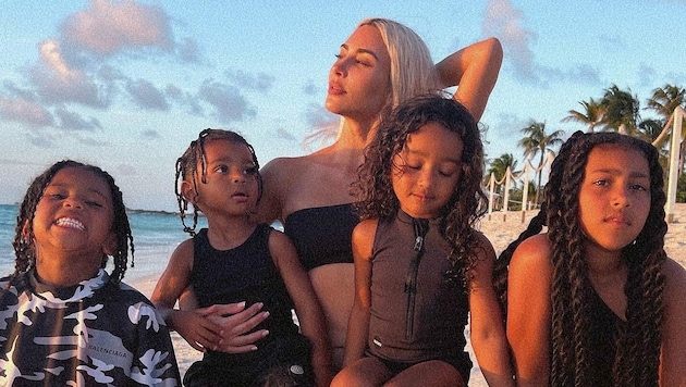 Kim Kardashian mit ihren Kindern Saint West, Psalm West, Chicago West und North West am Strand. (Bild: www.viennareport.at)