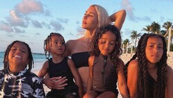 Kim Kardashian mit ihren Kindern Saint West, Psalm West, Chicago West und North West am Strand. (Bild: www.viennareport.at)