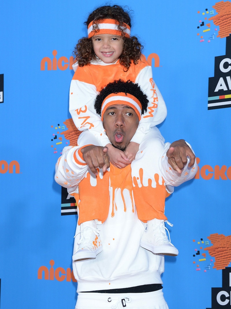 Nick Cannon mit seinem Sohn Moroccan auf den Schultern. (Bild: www.viennareport.at)