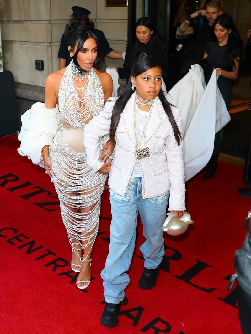 Kim Kardashian mit ihrer Tochter North West (9) bei der Met Gala. (Bild: www.PPS.at)