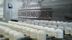 250.000 Schwedenbomben werden pro Tag in Wiener Neudorf hergestellt. Am Dienstag liefen erstmals die weißen Stücke vom Band. (Bild: Markus Wenzel)