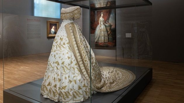 Das Sisi-Brautkleid in der Wagenburg von Schloss Schönbrunn. (Bild: © KHM-Museumsverband)