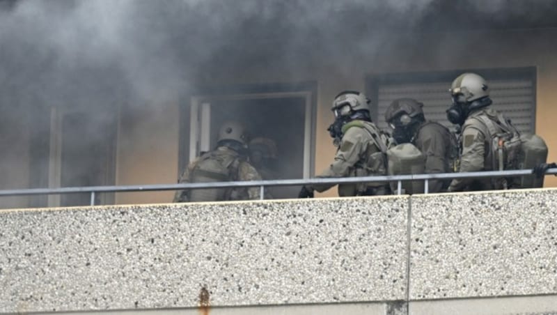 Spezialkräfte am Balkon (Bild: AFP)