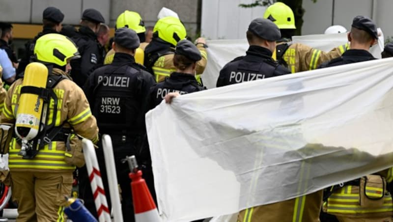 Ein Verletzter wird unter Sichtschutz abtransportiert. (Bild: AFP)