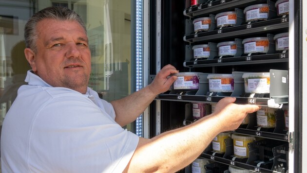 Michael Rommer mit seinem Automaten in Neusiedl am See. Hier gibt’s täglich frische Ware. (Bild: Charlotte Titz)