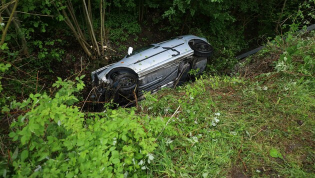 Das Auto landete in einem Bach. (Bild: Matthias Lauber)