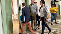 Pflegerin vor Gericht in St. Pölten: Die Rumänin bekannte sich nicht schuldig. Prozess vertagt. (Bild: Weichhart, Krone KREATIV)