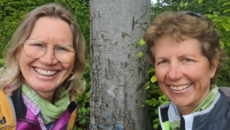 Elisabeth Zienitzer (links) und Silvia Sarcletti von Weges wandern wöchentlich für die Krone durch die Steiermark. (Bild: Weges)