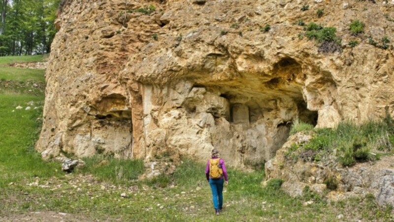 Auch Dolinen entdeckt man während der zweieinhalb Stunden Tour, sowie anderes interessantes Archäologisches. (Bild: Weges)