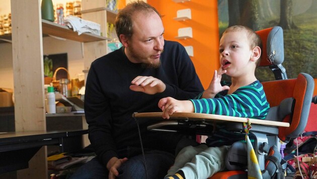 Rund um die Uhr braucht Leopold Betreuung. Sein Vater kümmert sich um ihn. (Bild: Sepp Pail)