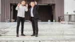 Christian Deutsch (r.) ließ sich von Helmut Schmidt vom Design Center die Vorzüge der Location in Linz zeigen. (Bild: Einöder Horst)